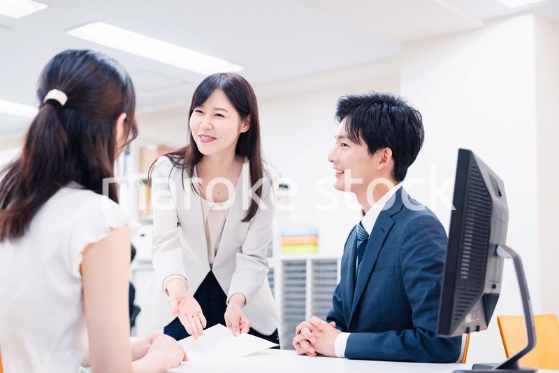 窓口でにこやかに対応をするスタッフ