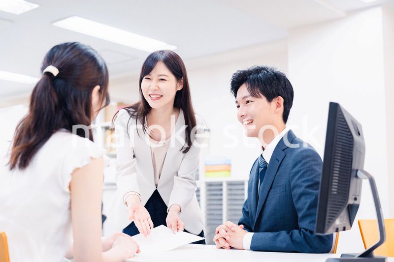 窓口でにこやかに対応をするスタッフ