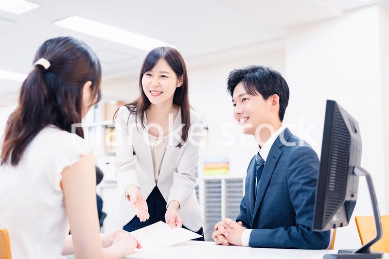 窓口でにこやかに対応をするスタッフ