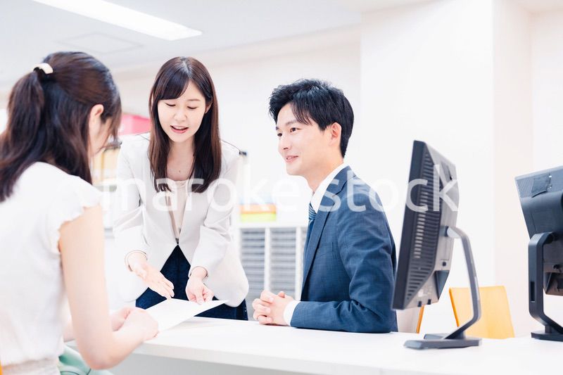 窓口でにこやかに対応をするスタッフ
