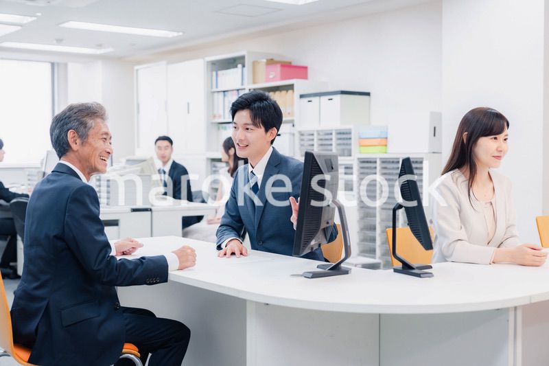 窓口でお客様の対応をするビジネスウーマン