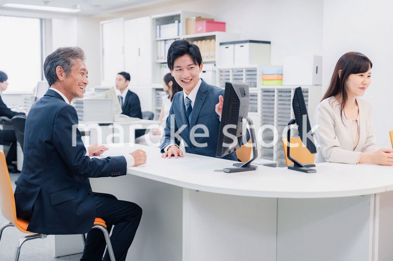 窓口でお客様の対応をするビジネスウーマン