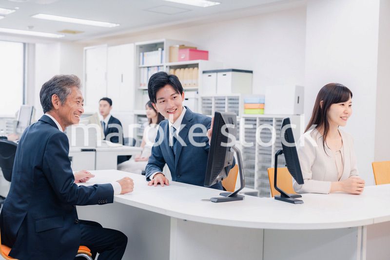 窓口でお客様の対応をするビジネスウーマン