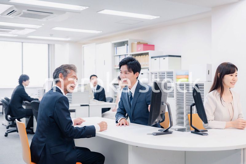 窓口でお客様の対応をするビジネスウーマン