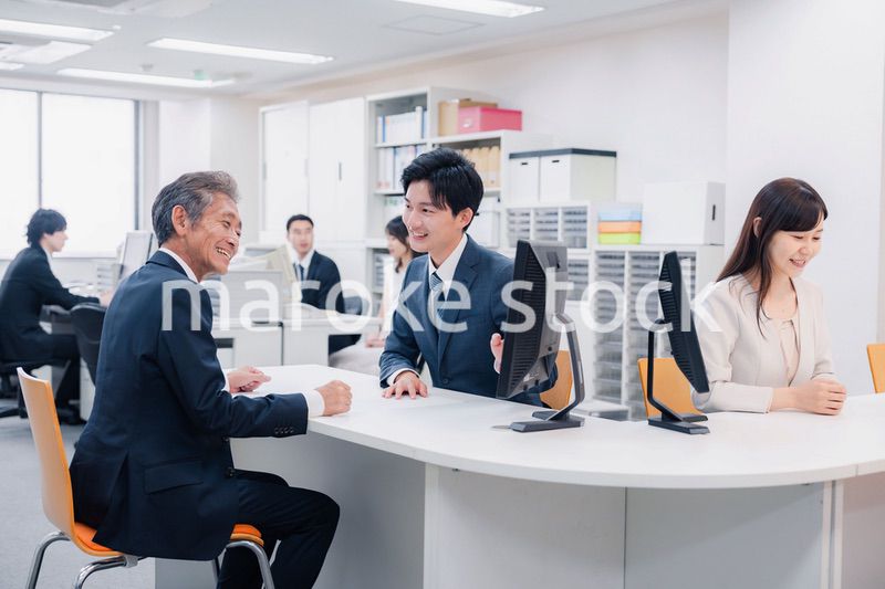 窓口でお客様の対応をするビジネスウーマン