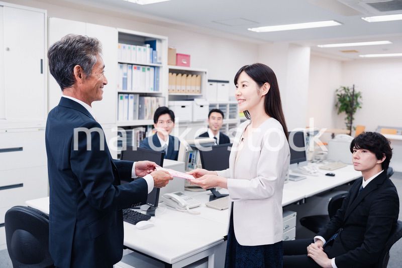 職場でお祝いをもらう女性社員