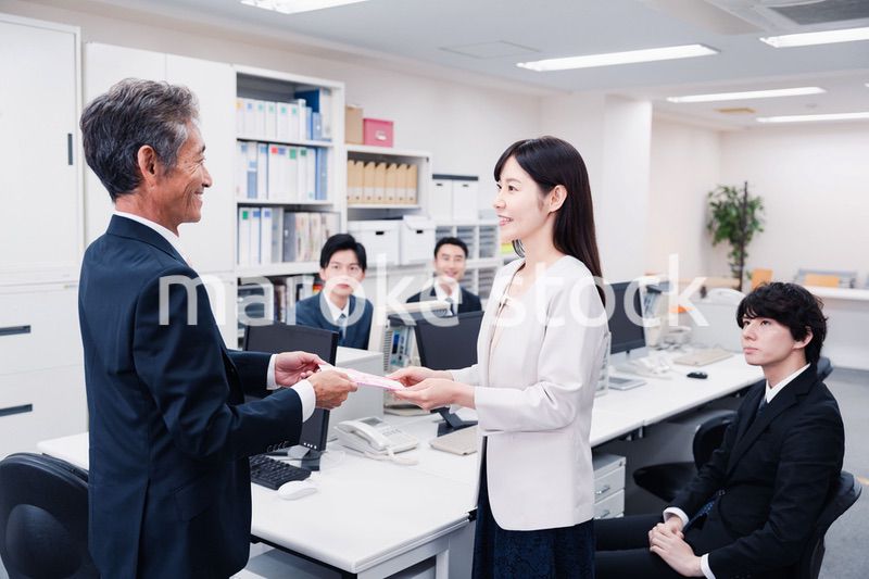 職場でお祝いをもらう女性社員