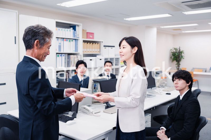 職場でお祝いをもらう女性社員