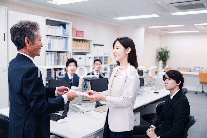 職場でお祝いをもらう女性社員