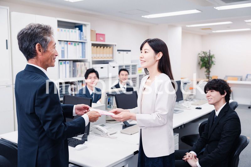 職場でお祝いをもらう女性社員