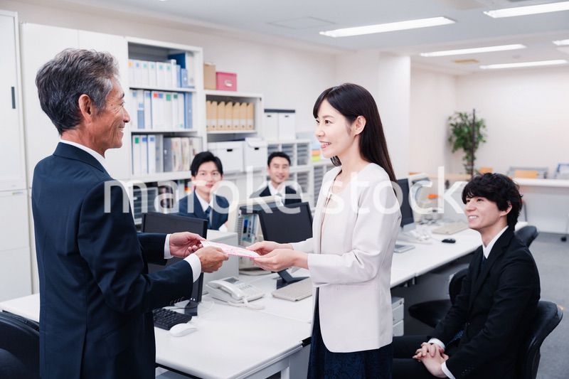 職場でお祝いをもらう女性社員