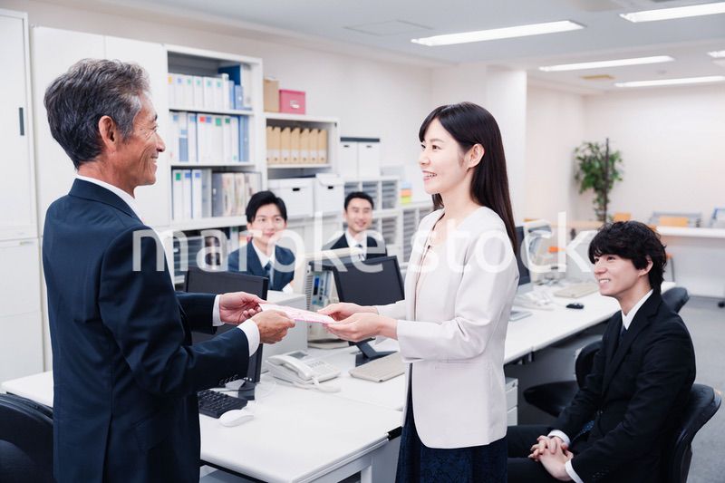 職場でお祝いをもらう女性社員