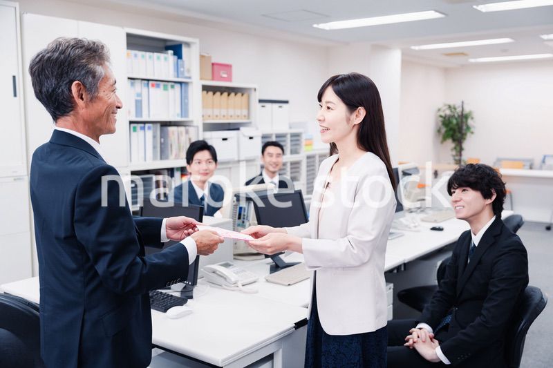 職場でお祝いをもらう女性社員