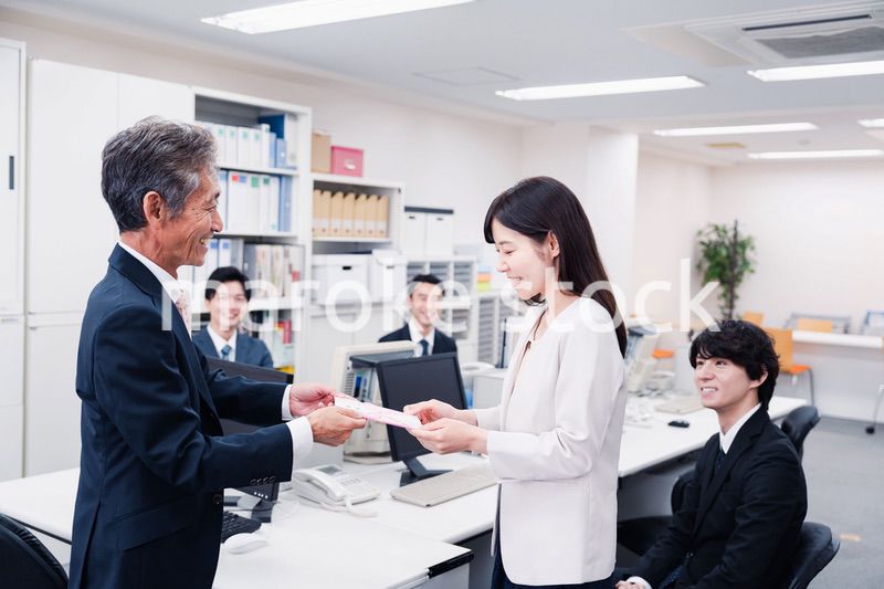 職場でお祝いをもらう女性社員