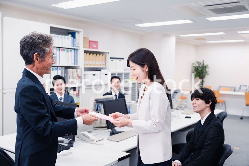職場でお祝いをもらう女性社員