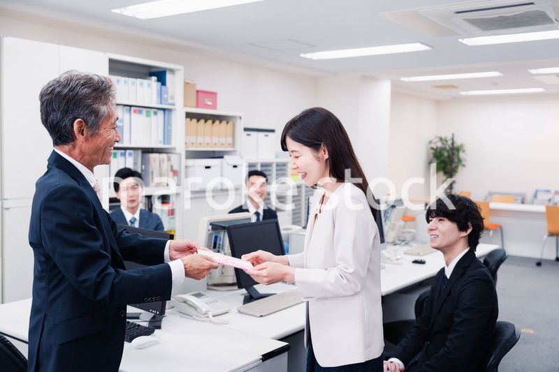 職場でお祝いをもらう女性社員