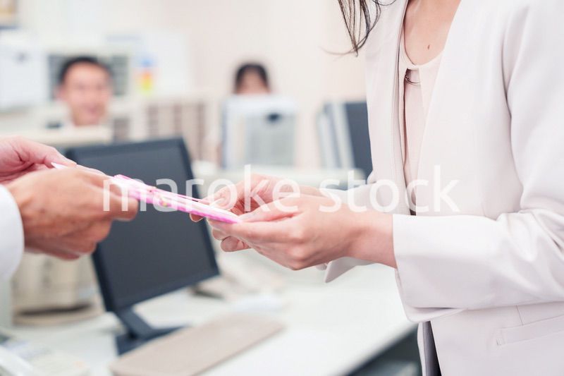 上司からお祝いを手渡されるビジネスウーマン