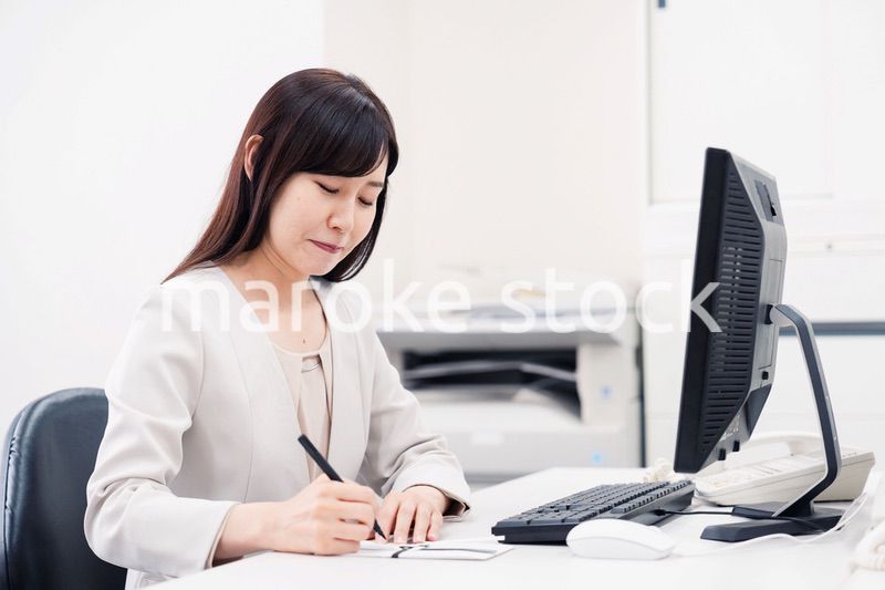 会社で葬儀の準備をする女性