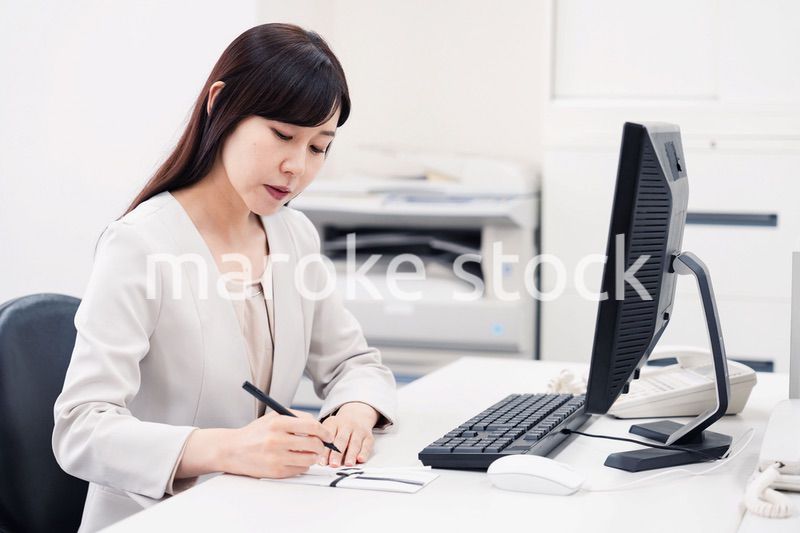 会社で葬儀の準備をする女性