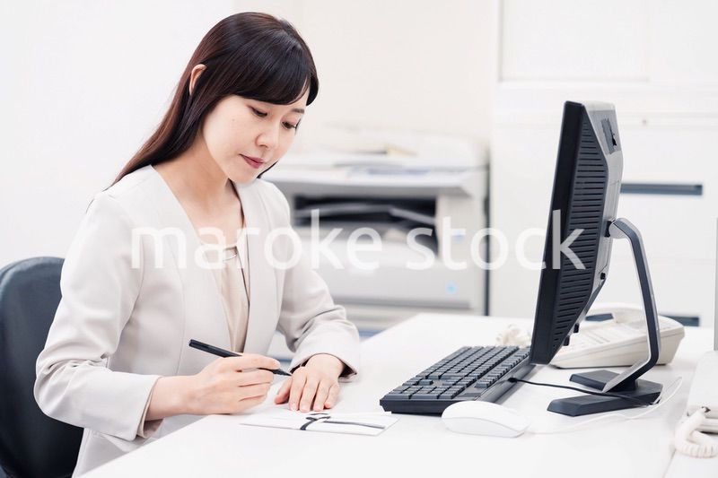 会社で葬儀の準備をする女性