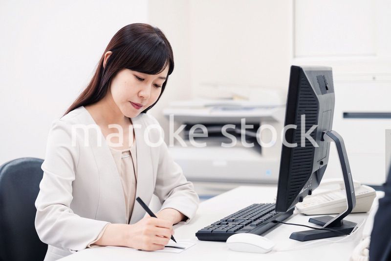 会社で葬儀の準備をする女性