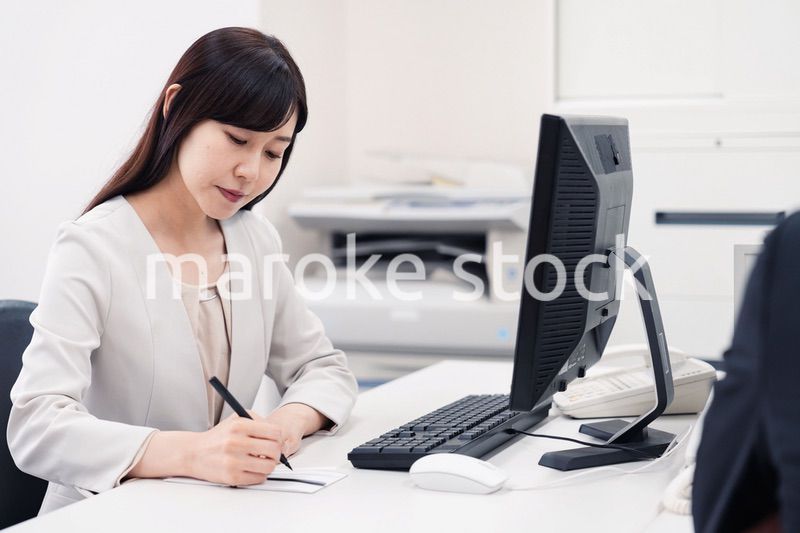 会社で葬儀の準備をする女性