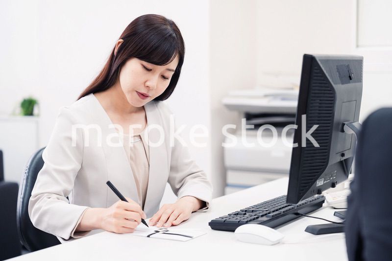 会社で葬儀の準備をする女性