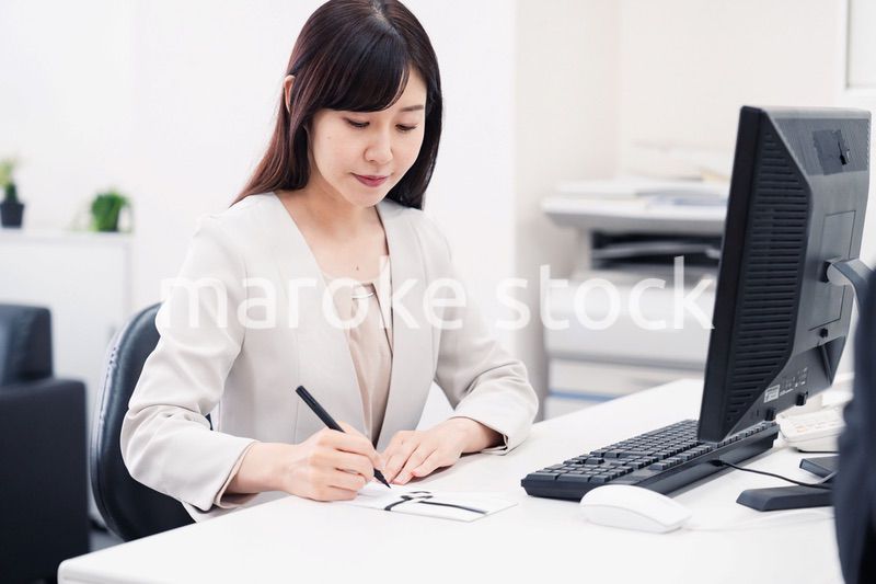 会社で葬儀の準備をする女性