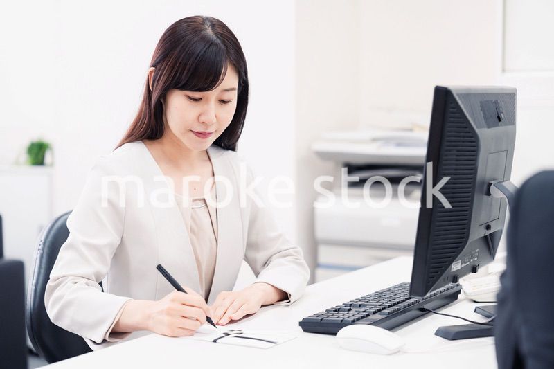 会社で葬儀の準備をする女性