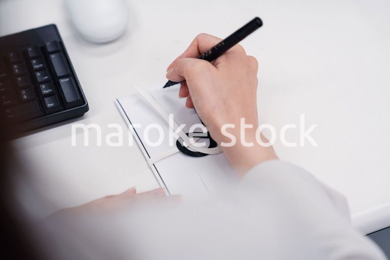 会社で葬儀の準備をする女性