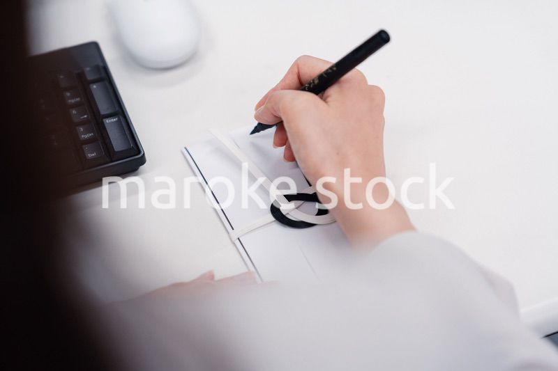 会社で葬儀の準備をする女性