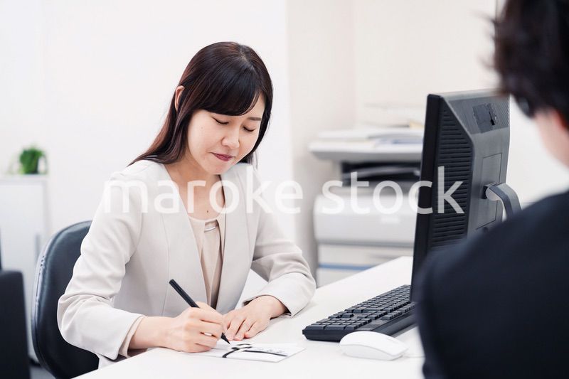 会社で葬儀の準備をする女性