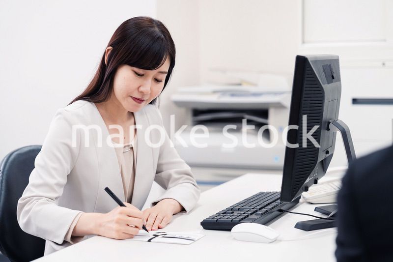 会社で葬儀の準備をする女性