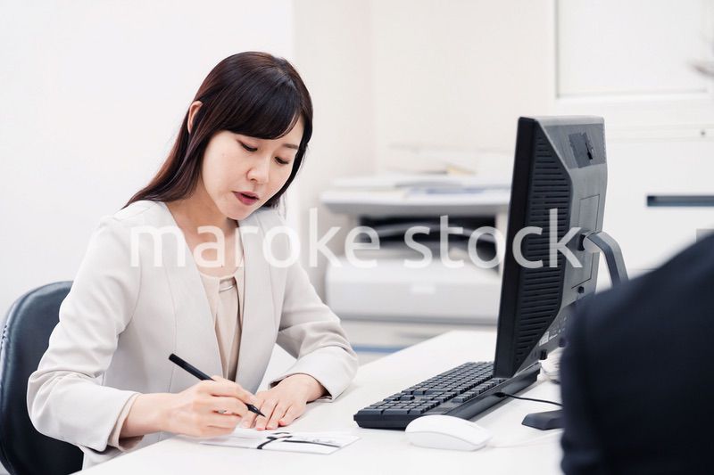 会社で葬儀の準備をする女性