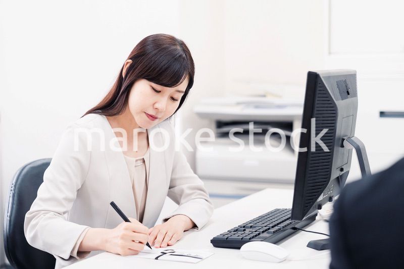 会社で葬儀の準備をする女性