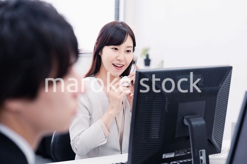 オフィスで電話対応をする女性社員