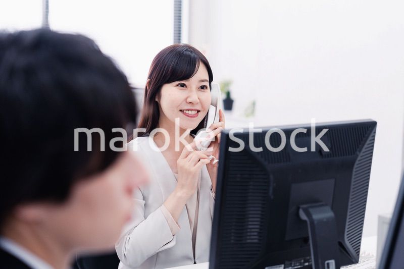 オフィスで電話対応をする女性社員