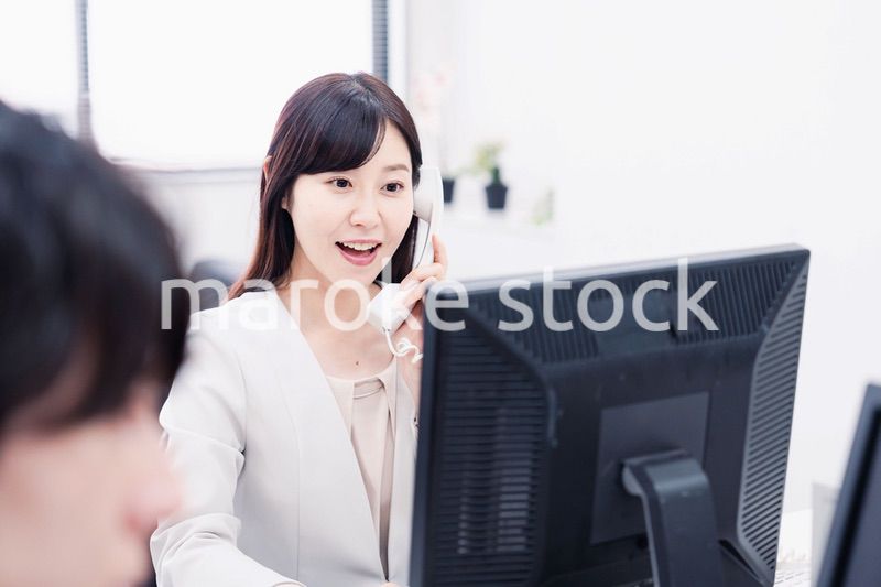 オフィスで電話対応をする女性社員