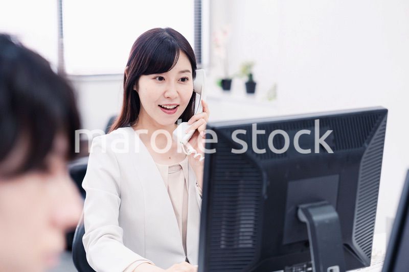 オフィスで電話対応をする女性社員