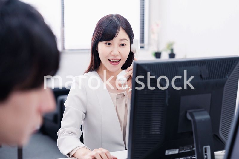 オフィスで電話対応をする女性社員