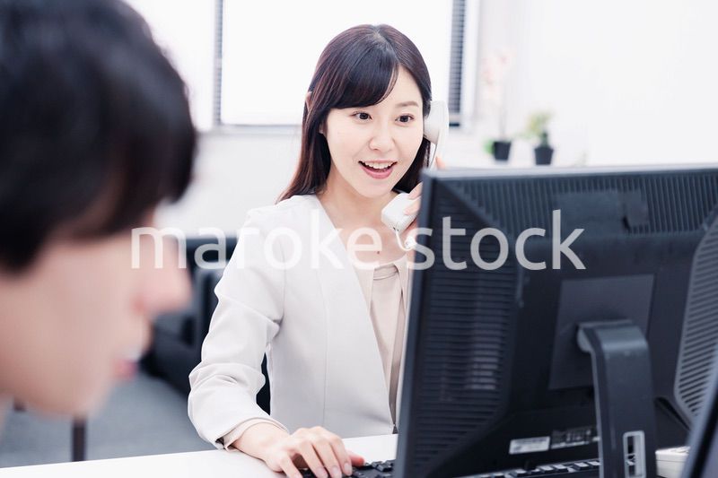 オフィスで電話対応をする女性社員