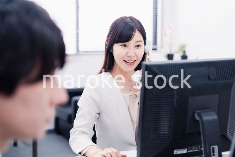 オフィスで電話対応をする女性社員