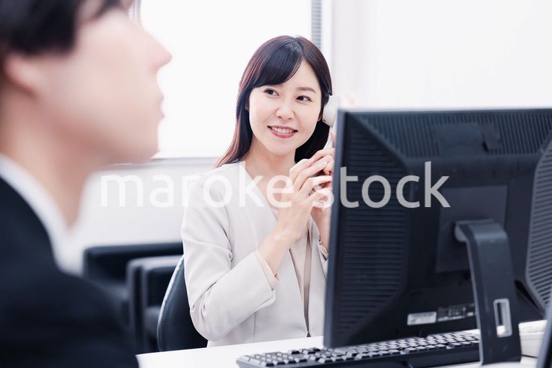 オフィスで電話対応をする女性社員
