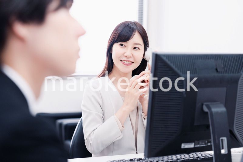 オフィスで電話対応をする女性社員