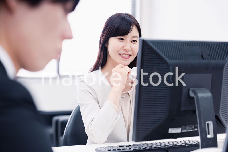 オフィスで電話対応をする女性社員