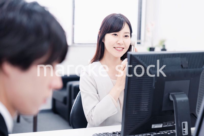 オフィスで電話対応をする女性社員