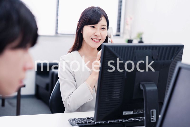 オフィスで電話対応をする女性社員