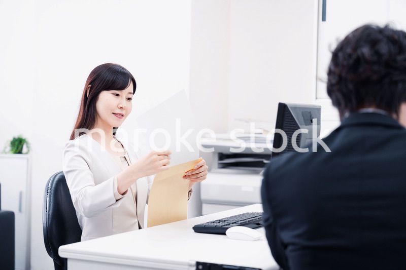 オフィスで事務作業をする女性社員