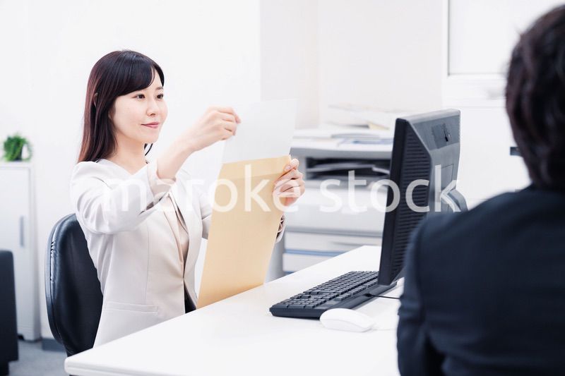 オフィスで事務作業をする女性社員