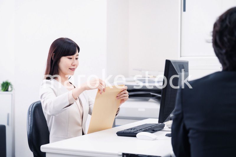 オフィスで事務作業をする女性社員